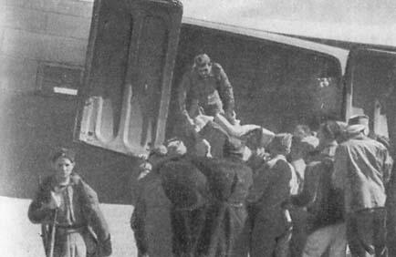 Размещение раненых в самолете.